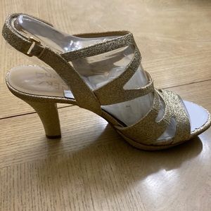 Naturalizer gold heels size 6